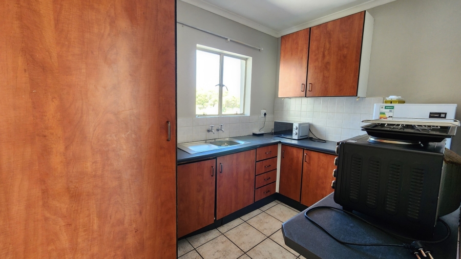 To Let 2 Bedroom Property for Rent in Kannoniers Park North West